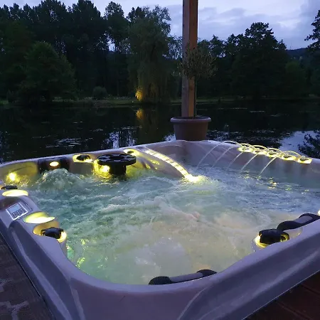 Les Etangs Du Thioux 3*